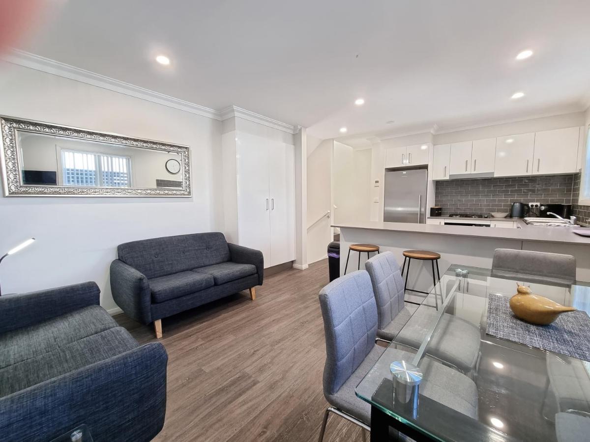 Newcastle Short Stay Accommodation - Birmingham Garden Townhouses المظهر الخارجي الصورة